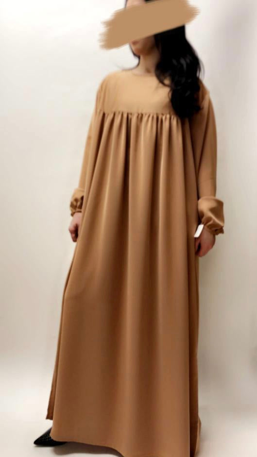 Elegante Beige Maxi-Abaya met Lange Mouwen en Geplooide Taille